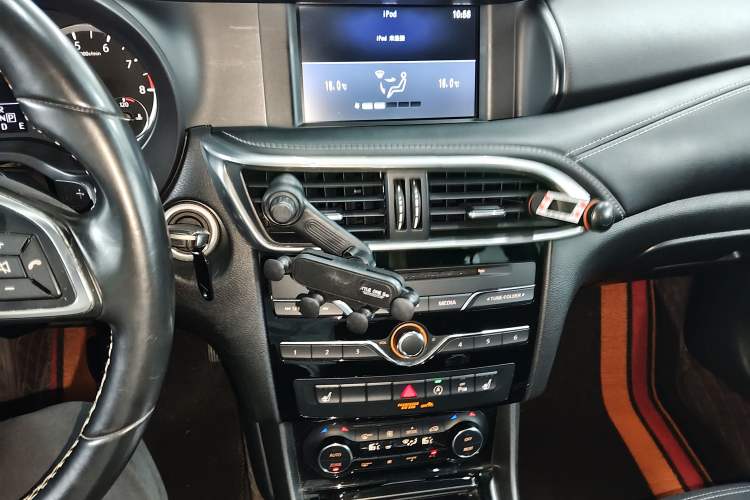 Used Infiniti QX30 2017 1.6T Two-Wheel-Drive Sport Edition Audio And AC Panel