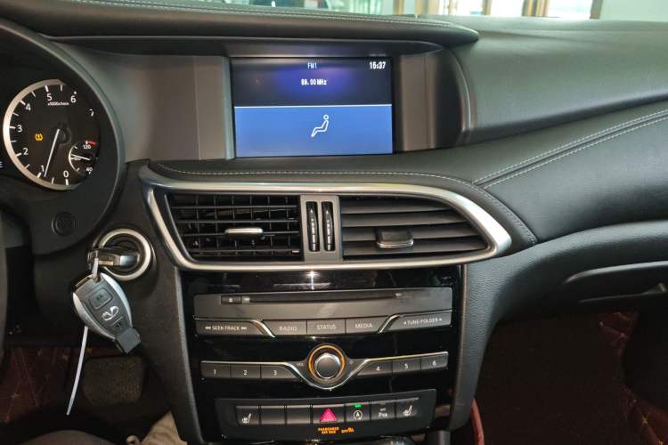 Used Infiniti QX30 2017 1.6T Two-Wheel Drive Fashion Edition Audio And AC Panel