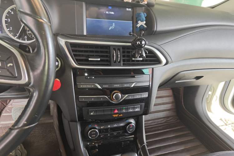 Used Infiniti QX30 2017 1.6T Two-Wheel-Drive Sport Edition Audio And AC Panel