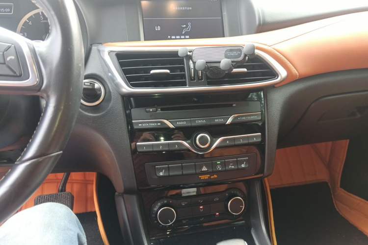 Used Infiniti QX30 2017 2.0T Four-Wheel Drive Sport Edition Audio And AC Panel