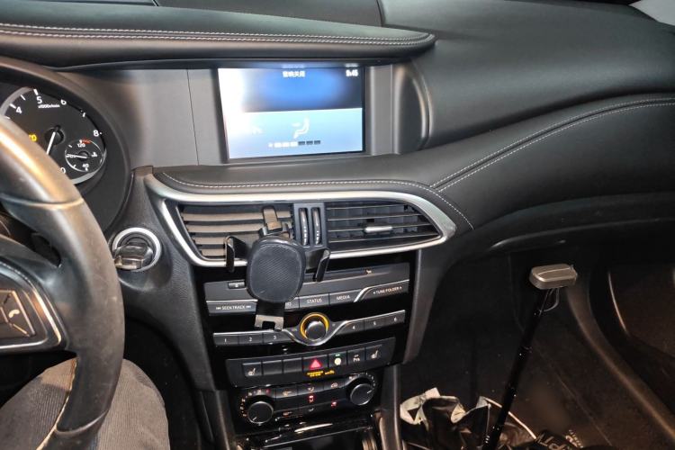 Used Infiniti QX30 2017 1.6T Two-Wheel Drive Fashion Edition Audio And AC Panel