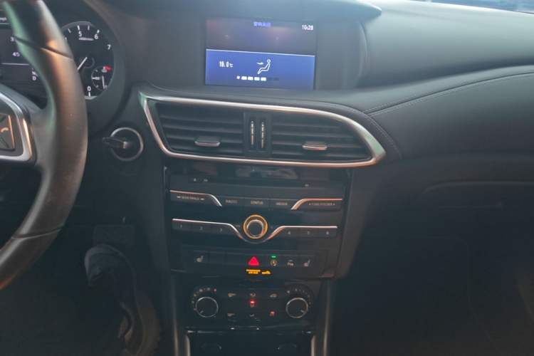 Used Infiniti QX30 2017 1.6T Two-Wheel Drive Fashion Edition Audio And AC Panel