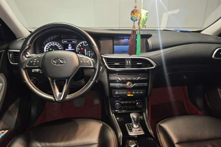 Used Infiniti QX30 2017 1.6T Two-Wheel-Drive Sport Edition Center Console