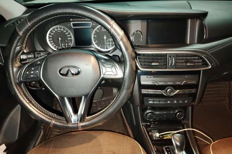 Used Infiniti QX30 2017 2.0T Four-Wheel Drive Fashion Edition Center Console