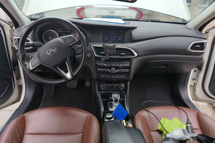 Used Infiniti QX30 2017 1.6T Two-Wheel-Drive Sport Edition Center Console