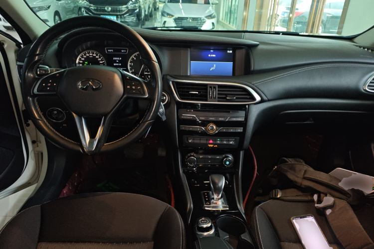 Used Infiniti QX30 2017 1.6T Two-Wheel Drive Fashion Edition Center Console