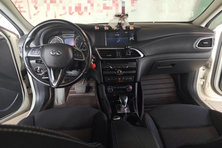 Used Infiniti QX30 2017 1.6T Two-Wheel-Drive Sport Edition Center Console