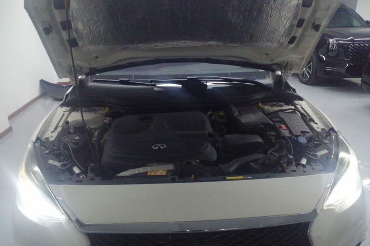 Used Infiniti QX30 2017 2.0T Four-Wheel Drive Fashion Edition Engine Bay