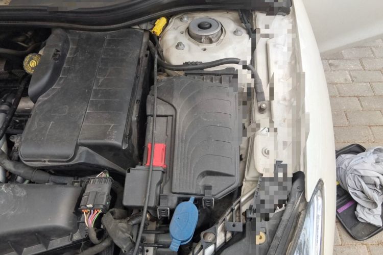 Used Infiniti QX30 2017 1.6T Two-Wheel-Drive Sport Edition Engine Bay Left