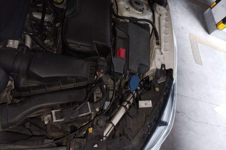 Used Infiniti QX30 2017 1.6T Two-Wheel-Drive Sport Edition Engine Bay Left