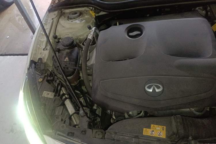 Used Infiniti QX30 2017 1.6T Two-Wheel-Drive Sport Edition Engine Bay Right