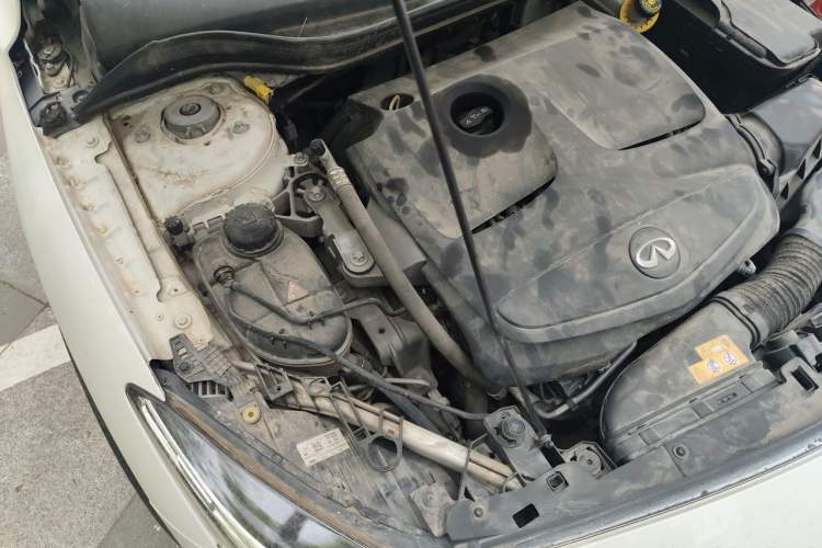 Used Infiniti QX30 2017 1.6T Two-Wheel-Drive Sport Edition Engine Bay Right
