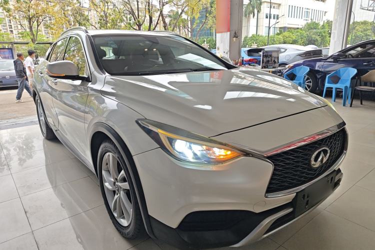Used Infiniti QX30 2017 1.6T Two-Wheel Drive Fashion Edition Front Right 45 Deg