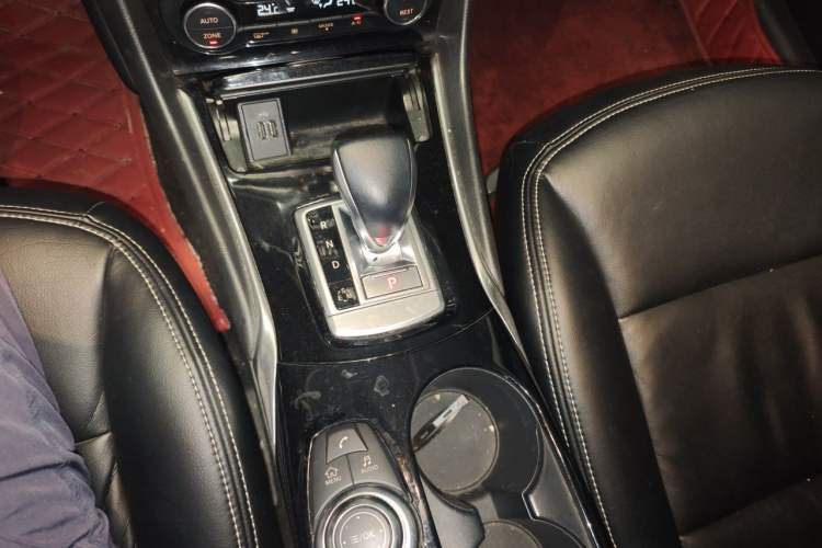 Used Infiniti QX30 2017 1.6T Two-Wheel-Drive Sport Edition Gear Lever
