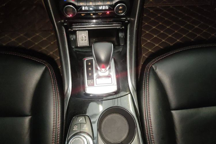Used Infiniti QX30 2017 1.6T Two-Wheel-Drive Sport Edition Gear Lever