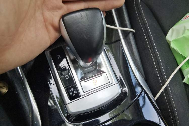 Used Infiniti QX30 2017 1.6T Two-Wheel-Drive Sport Edition Gear Lever
