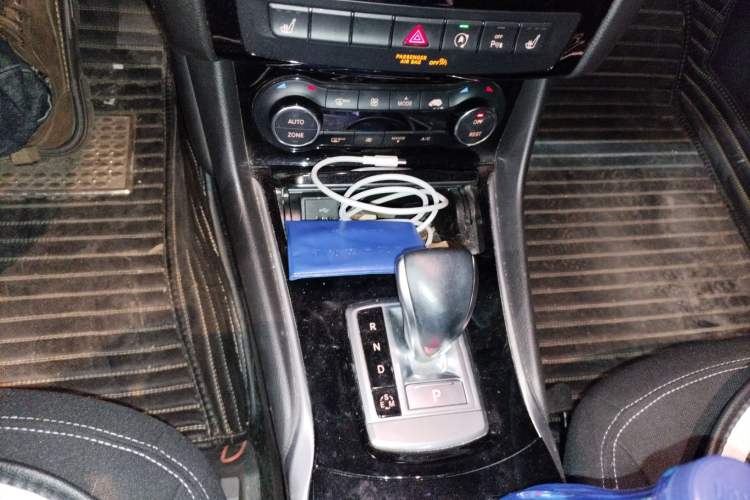Used Infiniti QX30 2017 1.6T Two-Wheel-Drive Sport Edition Gear Lever