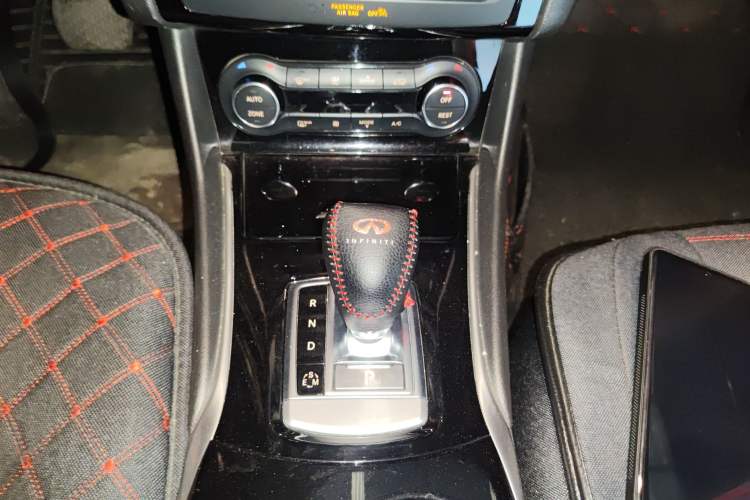 Used Infiniti QX30 2017 1.6T Two-Wheel-Drive Sport Edition Gear Lever