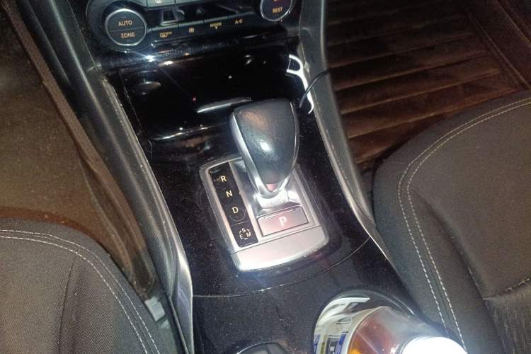Used Infiniti QX30 2017 1.6T Two-Wheel-Drive Sport Edition Gear Lever