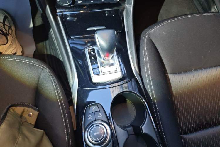 Used Infiniti QX30 2017 1.6T Two-Wheel Drive Fashion Edition Gear Lever