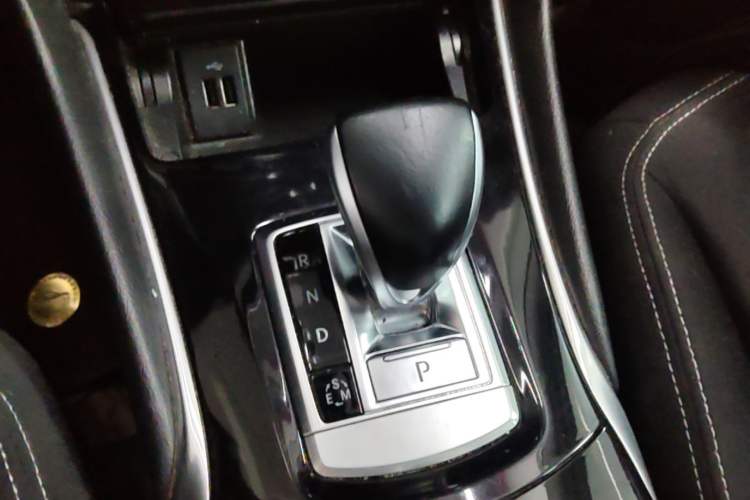Used Infiniti QX30 2017 1.6T Two-Wheel-Drive Sport Edition Gear Lever