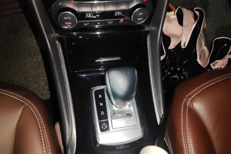Used Infiniti QX30 2017 1.6T Two-Wheel-Drive Sport Edition Gear Lever