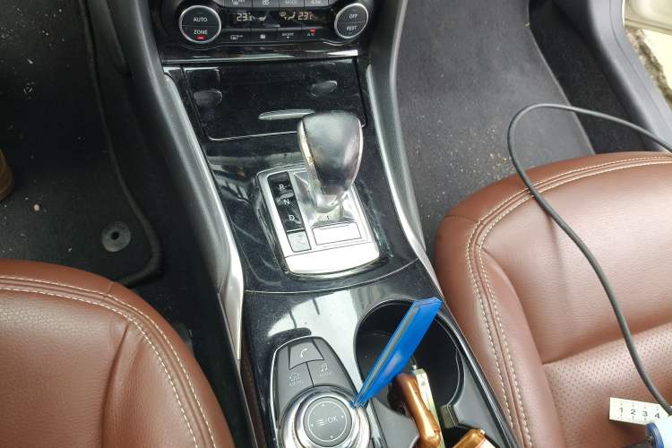 Used Infiniti QX30 2017 1.6T Two-Wheel-Drive Sport Edition Gear Lever