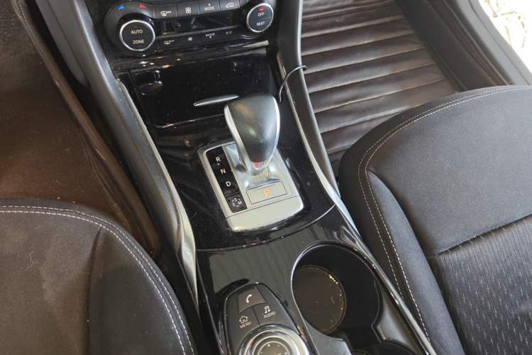 Used Infiniti QX30 2017 1.6T Two-Wheel-Drive Sport Edition Gear Lever