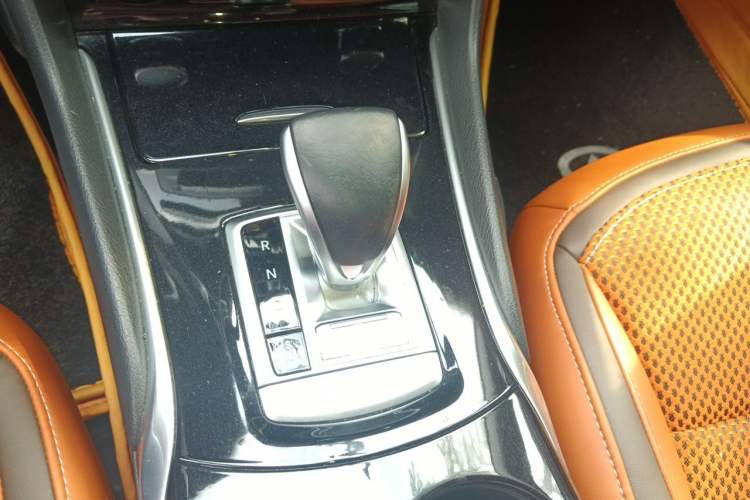 Used Infiniti QX30 2017 2.0T Four-Wheel Drive Sport Edition Gear Lever