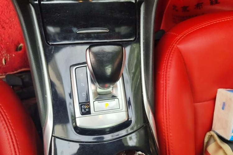 Used Infiniti QX30 2017 1.6T Two-Wheel-Drive Sport Edition Gear Lever