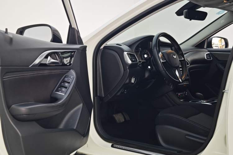Used Infiniti QX30 2017 1.6T Two-Wheel-Drive Sport Edition Interior 10
