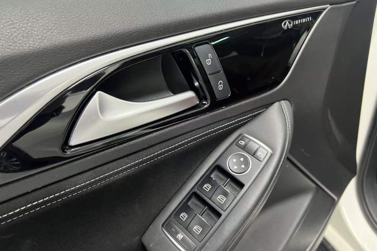 Used Infiniti QX30 2017 2.0T Four-Wheel Drive Fashion Edition Interior 10