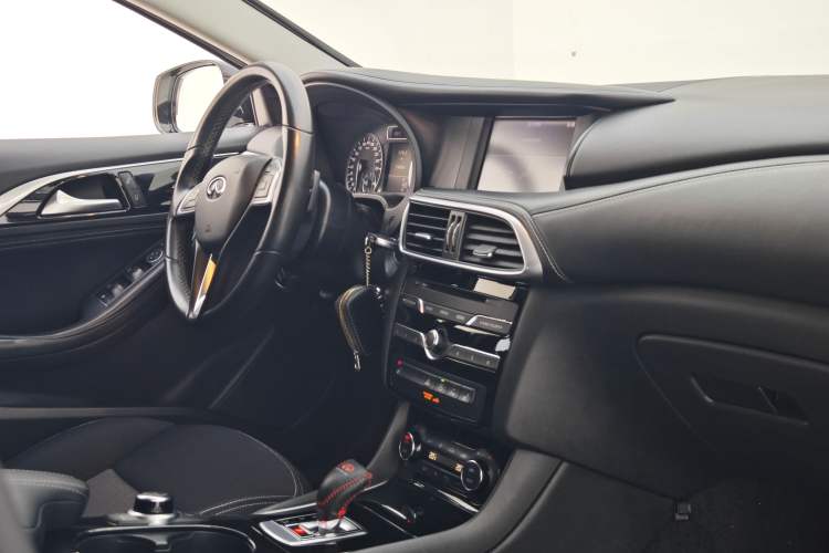 Used Infiniti QX30 2017 1.6T Two-Wheel-Drive Sport Edition Interior 2