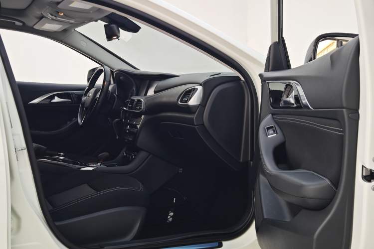 Used Infiniti QX30 2017 1.6T Two-Wheel-Drive Sport Edition Interior 4