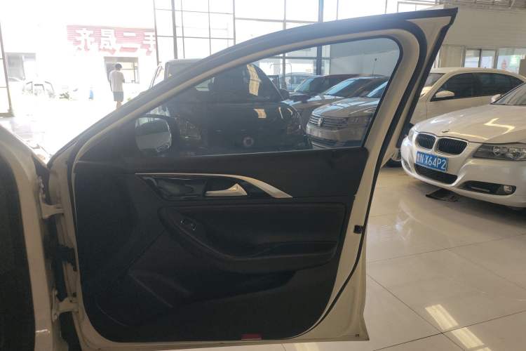 Used Infiniti QX30 2017 1.6T Two-Wheel-Drive Sport Edition Interior 5