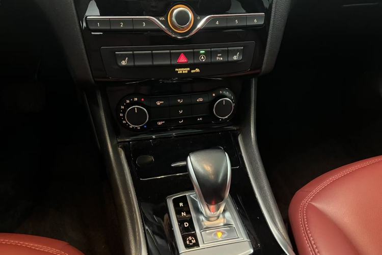 Used Infiniti QX30 2017 2.0T Four-Wheel Drive Fashion Edition Interior 6
