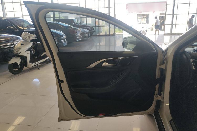 Used Infiniti QX30 2017 1.6T Two-Wheel-Drive Sport Edition Interior 7