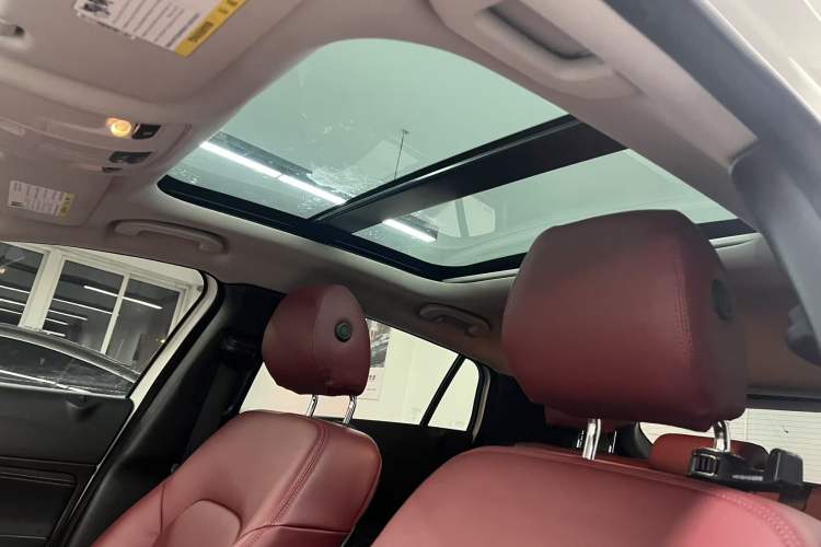 Used Infiniti QX30 2017 2.0T Four-Wheel Drive Fashion Edition Interior 7