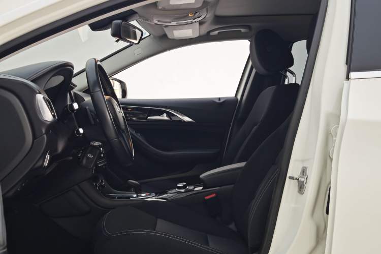 Used Infiniti QX30 2017 1.6T Two-Wheel-Drive Sport Edition Interior 9