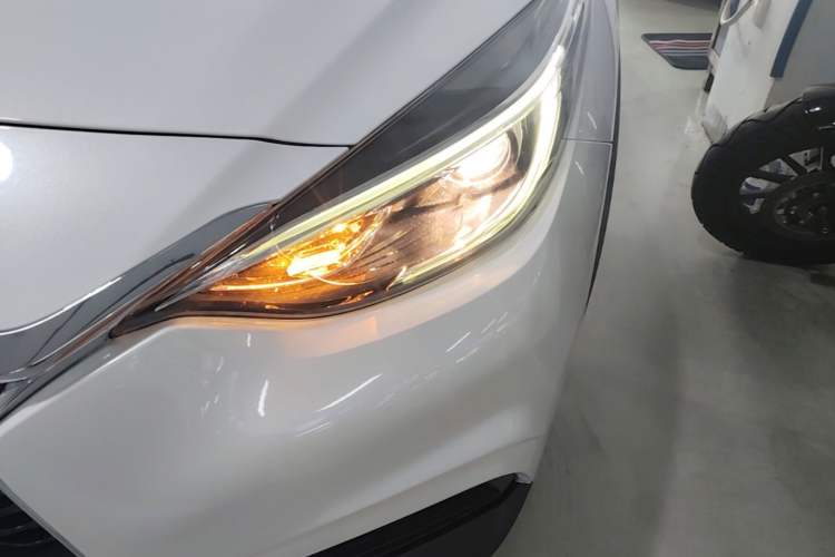 Used Infiniti QX30 2017 2.0T Four-Wheel Drive Fashion Edition Left Front Headlight