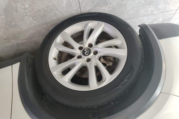Used Infiniti QX30 2017 1.6T Two-Wheel-Drive Sport Edition Left Front Wheel Hub