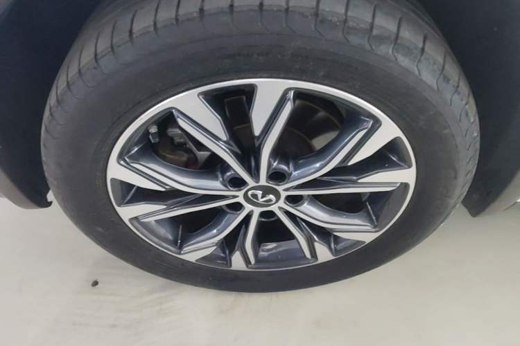 Used Infiniti QX30 2017 2.0T Four-Wheel Drive Fashion Edition Left Front Wheel Hub