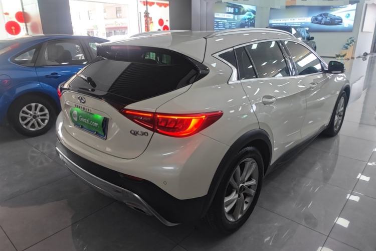 Used Infiniti QX30 2017 1.6T Two-Wheel Drive Fashion Edition Rear Right 45 Deg