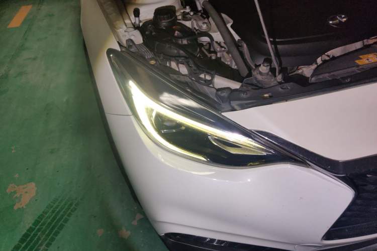 Used Infiniti QX30 2017 2.0T Four-Wheel Drive Sport Edition Right Front Headlight