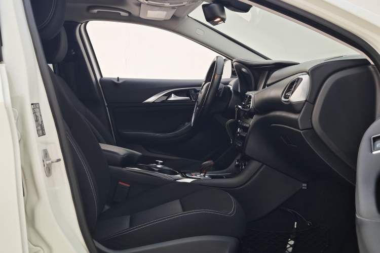 Used Infiniti QX30 2017 1.6T Two-Wheel-Drive Sport Edition Right Front Seat