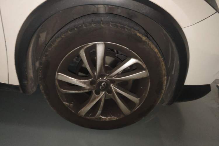 Used Infiniti QX30 2017 1.6T Two-Wheel-Drive Sport Edition Right Front Wheel Hub