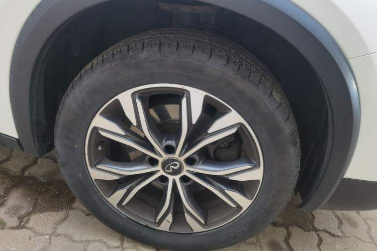 Used Infiniti QX30 2017 2.0T Four-Wheel Drive Fashion Edition Right Front Wheel Hub
