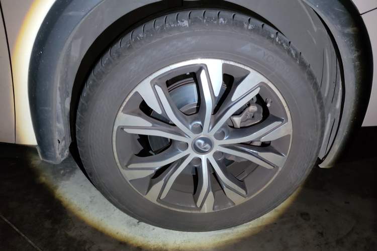 Used Infiniti QX30 2017 2.0T Four-Wheel Drive Sport Edition Right Front Wheel Hub