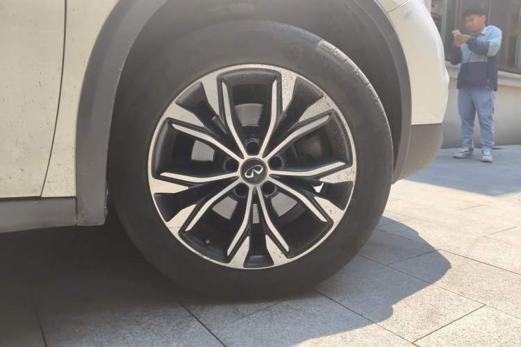 Used Infiniti QX30 2017 2.0T Four-Wheel Drive Sport Edition Right Front Wheel Hub