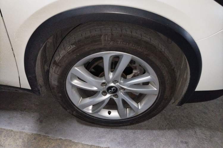 Used Infiniti QX30 2017 1.6T Two-Wheel-Drive Sport Edition Right Front Wheel Hub